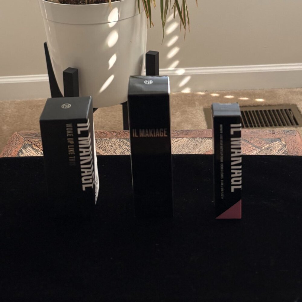 IL Makiage The Flawless Essentials Package, with A Free Tote